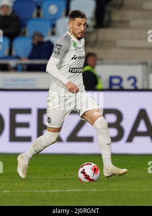 BUDAPEST, UNGHERIA - MARZO 19: Gheorghe Grozav di MTK Budapest corre con la palla durante l'Ungherese OTP Bank Liga match tra MTK Budapest e Kisvarda Master Good allo Stadio Hidegkuti Nandor il 19 marzo 2022 a Budapest, Ungheria. Foto Stock