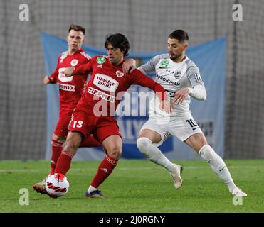 BUDAPEST, UNGHERIA - MARZO 19: Gheorghe Grozav di MTK Budapest sfida Lazar Zlicic di Kisvarda Master Good durante l'Ungherese OTP Bank Liga match tra MTK Budapest e Kisvarda Master Good allo Stadio Hidegkuti Nandor il 19 Marzo 2022 a Budapest, Ungheria. Foto Stock