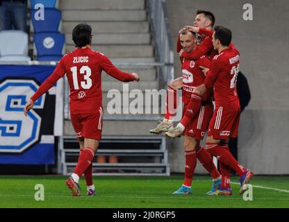 BUDAPEST, UNGHERIA - MARZO 19: Jasmin Mesanovic di Kisvarda Master Good (R3) festeggia dopo aver segnato un gol che è escluso per il Offside da VAR con Jaroslav Navratil di Kisvarda Master Good (r) e Claudiu Bumba di Kisvarda Master Good (R2) durante la partita ungherese OTP Bank Liga tra MTK Budapest e Kisvarda Master Good All'Hidogkuti Nandor Stadium il 19 marzo 2022 a Budapest, Ungheria. Foto Stock