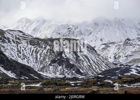 Montagne colorate Landmannalaugar sotto la neve in autunno, Islanda Foto Stock
