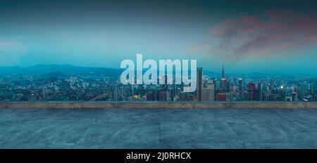 Vista panoramica del pavimento in cemento vuoto del tetto con skyline della città Foto Stock