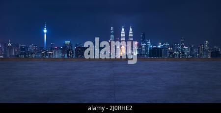 Vista panoramica del pavimento in cemento vuoto del tetto con skyline della città Foto Stock