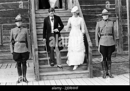 Tour del Canada del Principe e della Principessa del Galles nel giugno 1983. Il principe Carlo e la principessa Diana si vestirono in stile edoardiano per una serata Klondike all'Edmonton Park di Edmonton, Alberta. Il principe indossava un cappotto da camice e la principessa un abito in stile 1878 per un cabaret 'naughty' che prese la coppia reale di nuovo ai giorni della corsa all'oro. 29th giugno 1983. Foto Stock