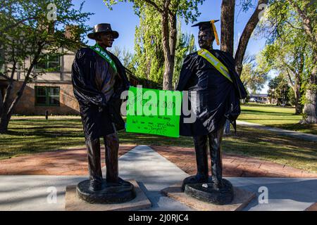 Messaggio alla classe di laurea del 2020 sulle statue a Los Alamos, New Mexico Foto Stock