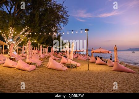 Na Jomtien spiaggia Pattaya Thailandia, bianco spiaggia tropicale durante il tramonto a Pattatya Najomtien Foto Stock