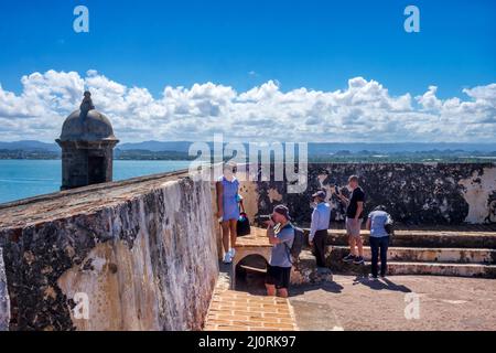 Turisti a Castillo San Felipe del Morro, San Juan, Porto Rico Foto Stock