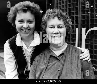 Vincitori del concorso Evening Chronicle per vincere un volo su Concorde nell'agosto 1984. La segretaria dei vincitori Jill Cummings e sua madre Stella Wilkinson 24th Agosto 1984. Foto Stock