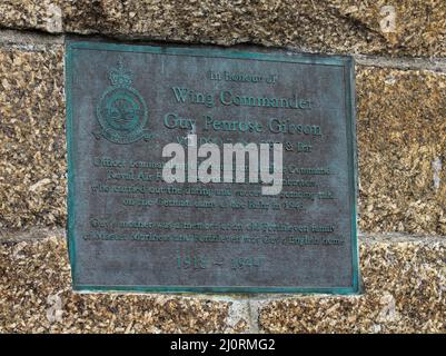 Memoriale al Comandante dell'Ala Guy Penrose Gibson. Leader della diga Busters raid sulle dighe della Ruhr nel 1943. Sulla parete della chiesa di Porthleven in Cornovaglia. Foto Stock