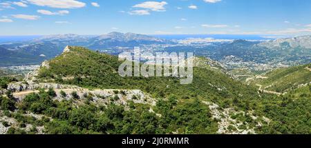Colline e costa della città di Marsiglia sito di fronte al mare. Foto Stock