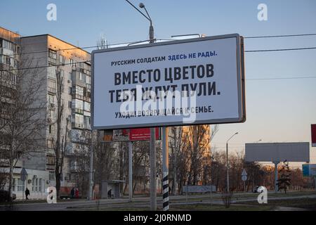 15 marzo 2022, Odesa, Ucraina: ''navi da guerra russe non Benvenuti qui. I Bullets ti aspettano invece di Flowers. Vai via! Torna ALLA tua famiglia!'' Affissioni in Odesa inviando un messaggio a Putin e alle forze russe. I preparativi proseguono nella città portuale di Odesa, Ucraina, mentre le forze militari russe si mobilitano nel Mar Nero e intorno alla città all'interno del confine ucraino. Più di tre milioni di persone sono fuggiti dall'Ucraina nei paesi vicini da quando la Russia ha lanciato un'invasione su larga scala del paese il 24 febbraio. (Credit Image: © Michaal Nigro/Pacific Press via ZUMA Press W Foto Stock