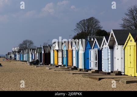 Vista delle pittoresche capanne sulla spiaggia di West Mersea, Essex, Gran Bretagna in un pomeriggio di primavera. Foto Stock