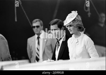 Tour del Canada del Principe e della Principessa del Galles nel giugno 1983. Il principe Carlo e la principessa Diana si vestirono in stile edoardiano per una serata Klondike all'Edmonton Park di Edmonton, Alberta. Il principe indossava un cappotto da camice e la principessa un abito in stile 1878 per un cabaret 'naughty' che prese la coppia reale di nuovo ai giorni della corsa all'oro. 29th giugno 1983. Foto Stock