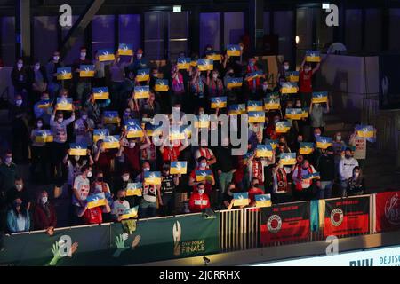 Wiesbaden, Germania. 20th Mar 2022. Tifosi con bandiere ucraine prima della partita finale del Pokal DVV femminile 2021/2022 tra Allianz MTV Stuttgart e Dresdner SC allo Sporthalle am Platz der Deutschen Einheit di Wiesbaden, Germania. Norina Toenges/Sports Press Photo Credit: SPP Sport Press Photo. /Alamy Live News Foto Stock