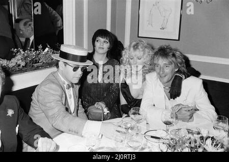 Elton John, Liza Minnelli, Alana Stewart e Rod Stewart sono raffigurati all'elefante bianco per celebrare lo spettacolo notturno di apertura di Liza Minnelli a Londra. 17th maggio 1983. Foto Stock