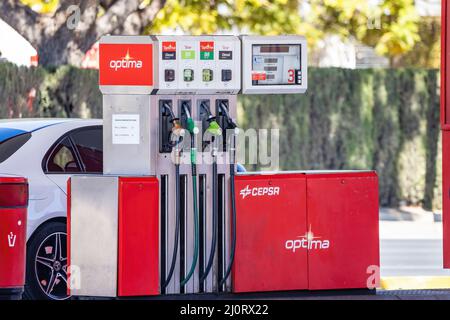 Huelva, Spagna - 6 marzo 2022: Vista di una pompa di benzina in un distributore di benzina Cepsa Foto Stock