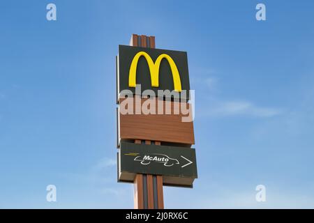 Huelva, Spagna - 19 marzo 2022: Posto di McDonald's McAuto Drive all'ingresso. McDonald's è una multinazionale americana di fast food, fondata nel Foto Stock