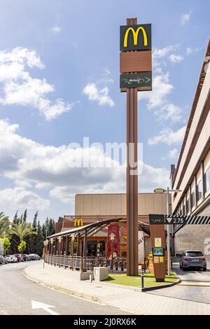 Huelva, Spagna - 19 marzo 2022: McDonald's McAuto Drive all'ingresso. McDonald's è una multinazionale americana di fast food, fondata nel 1940 come Foto Stock