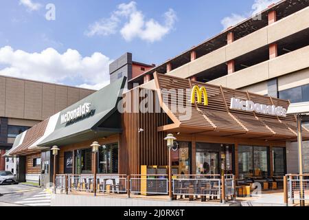 Huelva, Spagna - 19 marzo 2022: Ristorante McDonald's a Huelva. McDonald's è una multinazionale americana di fast food, fondata nel 1940 come r Foto Stock