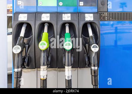 Huelva, Spagna - 19 marzo 2022: Ugelli di una pompa di benzina nella stazione di servizio Foto Stock