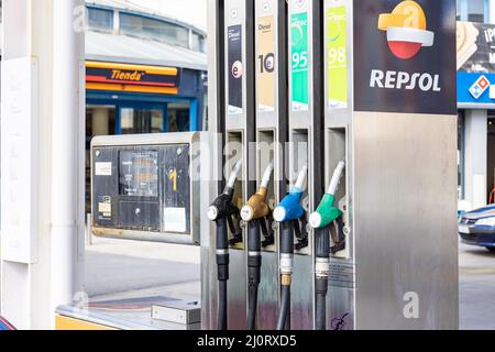 Huelva, Spagna - 6 marzo 2022: Ugelli di una pompa di benzina nella stazione di servizio Repsol Foto Stock