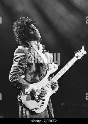 Prince si esibisce sul palco alla Joe Louis Arena, Chicago, 11th novembre 1984. Tour della pioggia viola Foto Stock