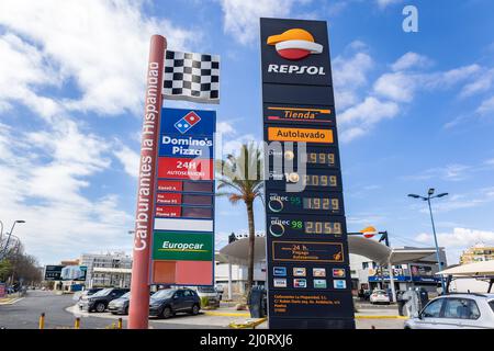 Huelva, Spagna - 6 marzo 2022: Mostra con i prezzi del gas, diesel e benzina senza piombo, presso la stazione di servizio Repsol. Foto Stock