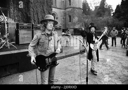 Slade (Dave Hill e Noddy Holder) filma un nuovo video al castello di Eastnor, vicino a Ledbury. 26th gennaio 1984. Foto Stock