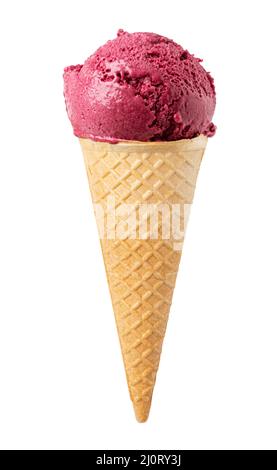 Fragole gelato cialda cono su sfondo bianco Foto Stock