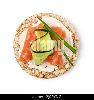 Torte di riso con formaggio cremoso, salmone fresco e cetrioli Foto Stock