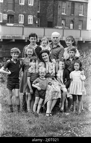 Gordon Gillick con la moglie Victoria Gillick e i loro dieci figli a casa a Wisbech, Cambridgeshire. I figli sono Clementine (1), Ambrogio (3), Sarah (5), Gabriel (6), Jessie (9), James (11), Theo (11), Hannah (12), Beatrice (13) e Benedetto (15). 25th luglio 1983. Foto Stock