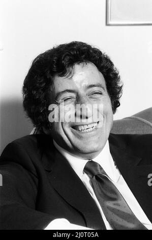 Il cantante americano Tony Bennett, in Inghilterra, per un tour da concerto, presso il suo hotel di Londra. Tony viaggia sempre con un piccolo set di colori d'acqua appositamente fatto in modo che possa continuare il suo hobby di pittura. Alcune delle sue immagini hanno venduto per fino a $10.000. 22nd novembre 1984. Foto Stock