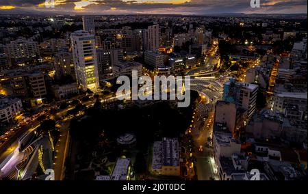 Fotografia aerea con droni del paesaggio urbano di Nicosia a Cipro al tramonto Foto Stock