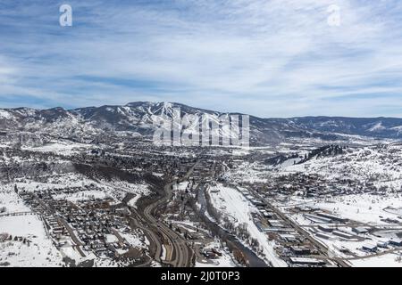 Vista aerea di Steamboat Springs, Colorado, USA durante l'inverno. Foto Stock
