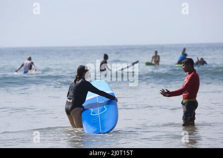 Lezioni di surf alla spiaggia di Cerritos nella baja del Messico Foto Stock