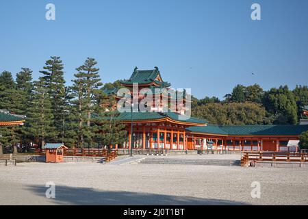 Byakko-ro Torre che fiancheggia Daigoku-den Hall. Santuario di Heian-jingu. Kyoto. Giappone Foto Stock