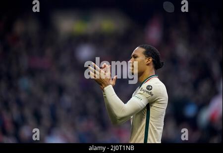 Virgil van Dijk di Liverpool applaude i tifosi durante la partita finale della Emirates fa Cup al City Ground di Nottingham. Data foto: Domenica 20 marzo 2022. Foto Stock