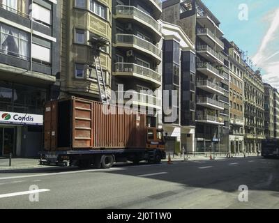Camion Iveco grande con rimorchio contenitore bug che fa rimozioni con l'ascensore. Barcellona, Spagna Foto Stock
