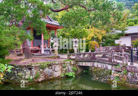 I ponti di pietra al piccolo santuario. Tempio Kiyomizu-dera. Kyoto. Giappone Foto Stock