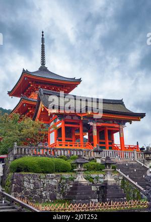 Porta ovest e pagoda a tre piani sulla collina al tempio Kiyomizu-dera. Kyoto, Giappone Foto Stock