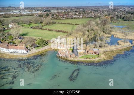 Vista aerea sul porto di Langstone e il mulino a vento di Langstone con il laghetto Mill sullo sfondo sul lungomare del porto. Foto Stock