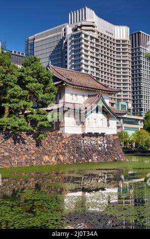Kikyo-bori ormeggia intorno al Palazzo Imperiale di Tokyo con la torre Sakuradayagura sullo sfondo. Giappone Foto Stock