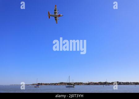 Un aereo della Guardia Costiera americana Lockheed C-130 Hercules che sorvola la città vecchia di Saint Augustine.Florida.USA Foto Stock