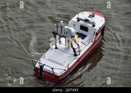 Swathe Services USS202 Uncrewed Surface Vessel (USV) operante nel Royal Victoria Dock di Londra Est durante la fiera Oceanology International 22 Foto Stock