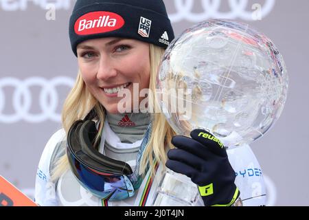 Meribel, Francia. 20th Mar 2022. Finali della Coppa del mondo di sci alpino. Generale assoluto FIS Alpine Ski vincitore US ' Mikaela Shiffrin detiene il globo di cristallo sul podio Credit: Action Plus Sports/Alamy Live News Foto Stock