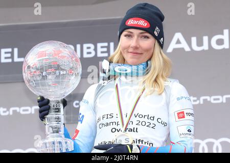 Meribel, Francia. 20th Mar 2022. Finali della Coppa del mondo di sci alpino. Generale assoluto FIS Alpine Ski vincitore US ' Mikaela Shiffrin detiene il globo di cristallo sul podio Credit: Action Plus Sports/Alamy Live News Foto Stock