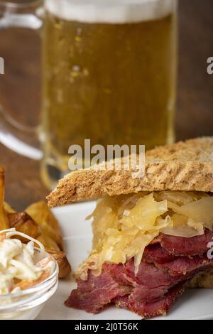 Sandwich di Ruben su un piatto con patatine fritte Foto Stock