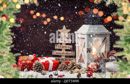 Lanterna di Natale su tavola innevata con decorazione festiva. Foto Stock