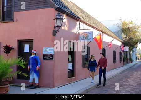 I visitatori passeranno a piedi dal museo dell'ospedale militare spagnolo di Aviles Street, la strada più antica della nazione nella città vecchia di St.Augustine.Florida.USA Foto Stock