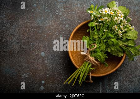 Fiori freschi ed erbe vista dall'alto per la medicina naturale delle erbe e l'omeopatia Foto Stock