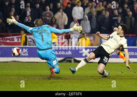 Il Diogo Jota di Liverpool (a destra) segna il primo goal della partita durante la partita finale del quarto della fa Cup Emirates al City Ground di Nottingham. Data foto: Domenica 20 marzo 2022. Foto Stock